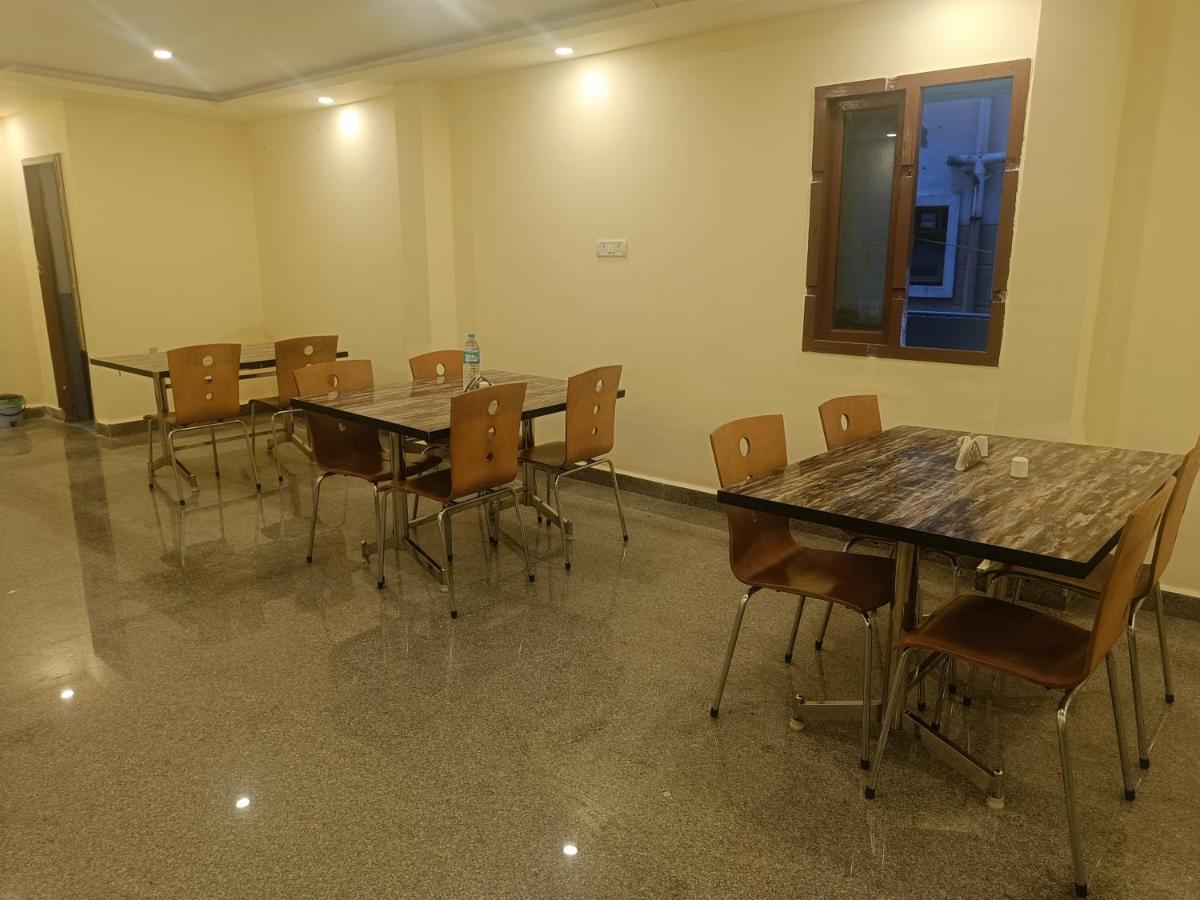 The Dolphin Park Hotel, Virugambakkam Chennai Exterior photo