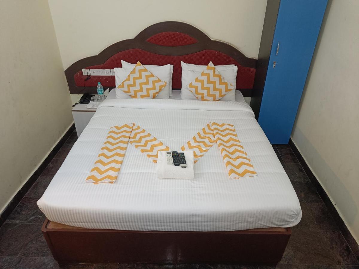 The Dolphin Park Hotel, Virugambakkam Chennai Exterior photo