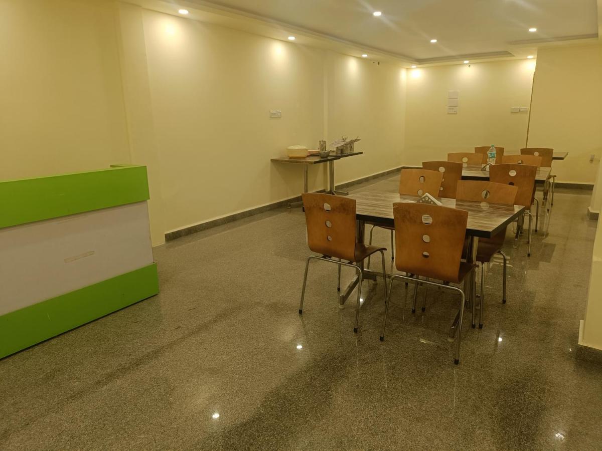 The Dolphin Park Hotel, Virugambakkam Chennai Exterior photo