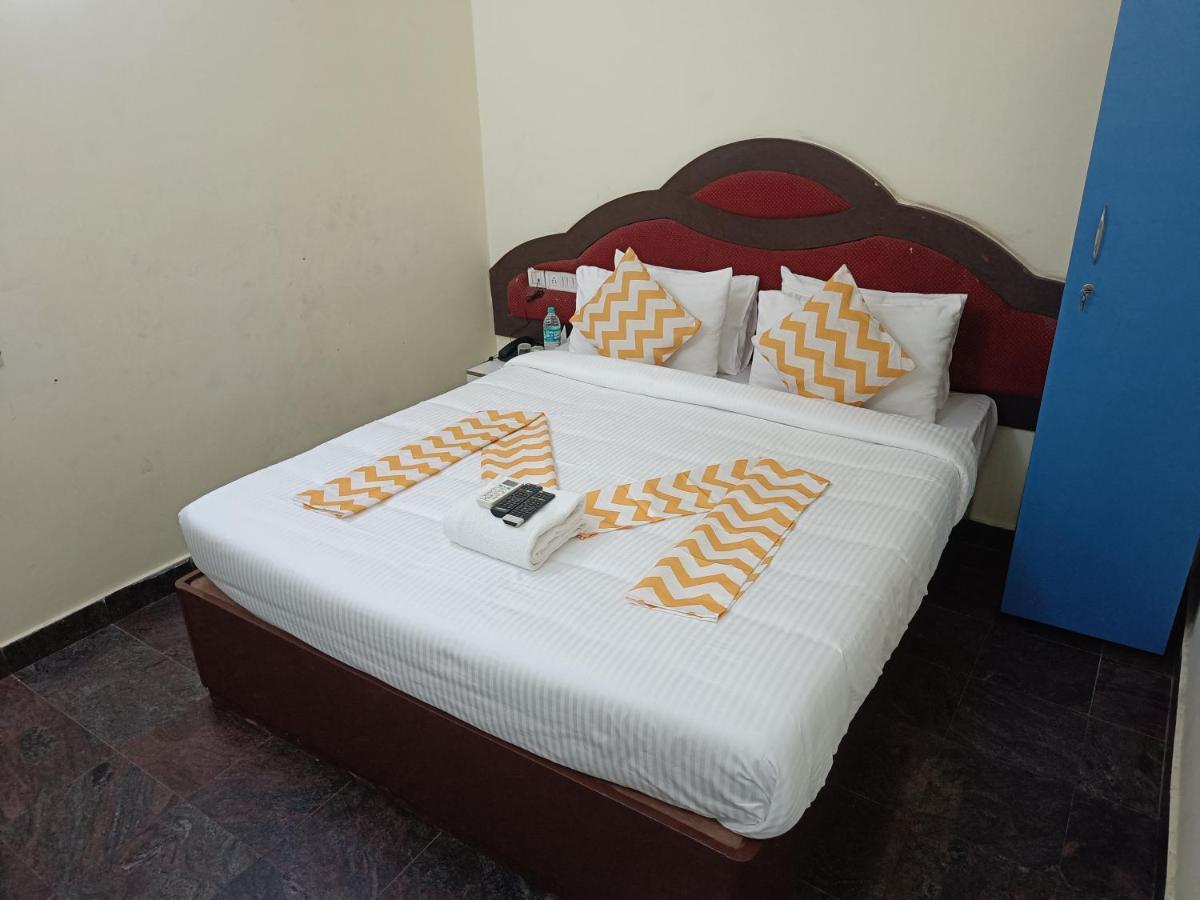 The Dolphin Park Hotel, Virugambakkam Chennai Exterior photo