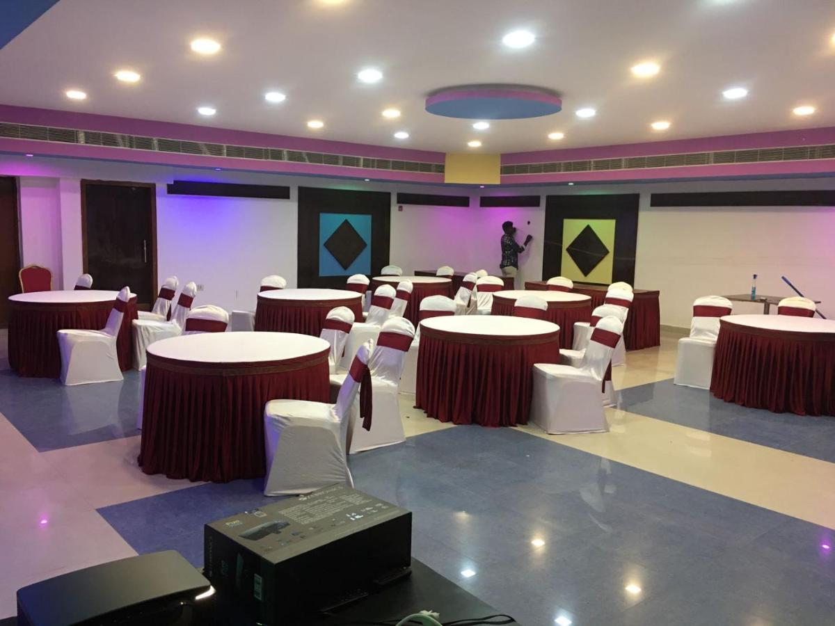 The Dolphin Park Hotel, Virugambakkam Chennai Exterior photo