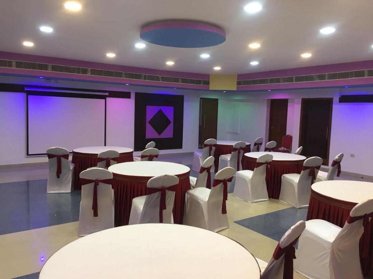 The Dolphin Park Hotel, Virugambakkam Chennai Exterior photo