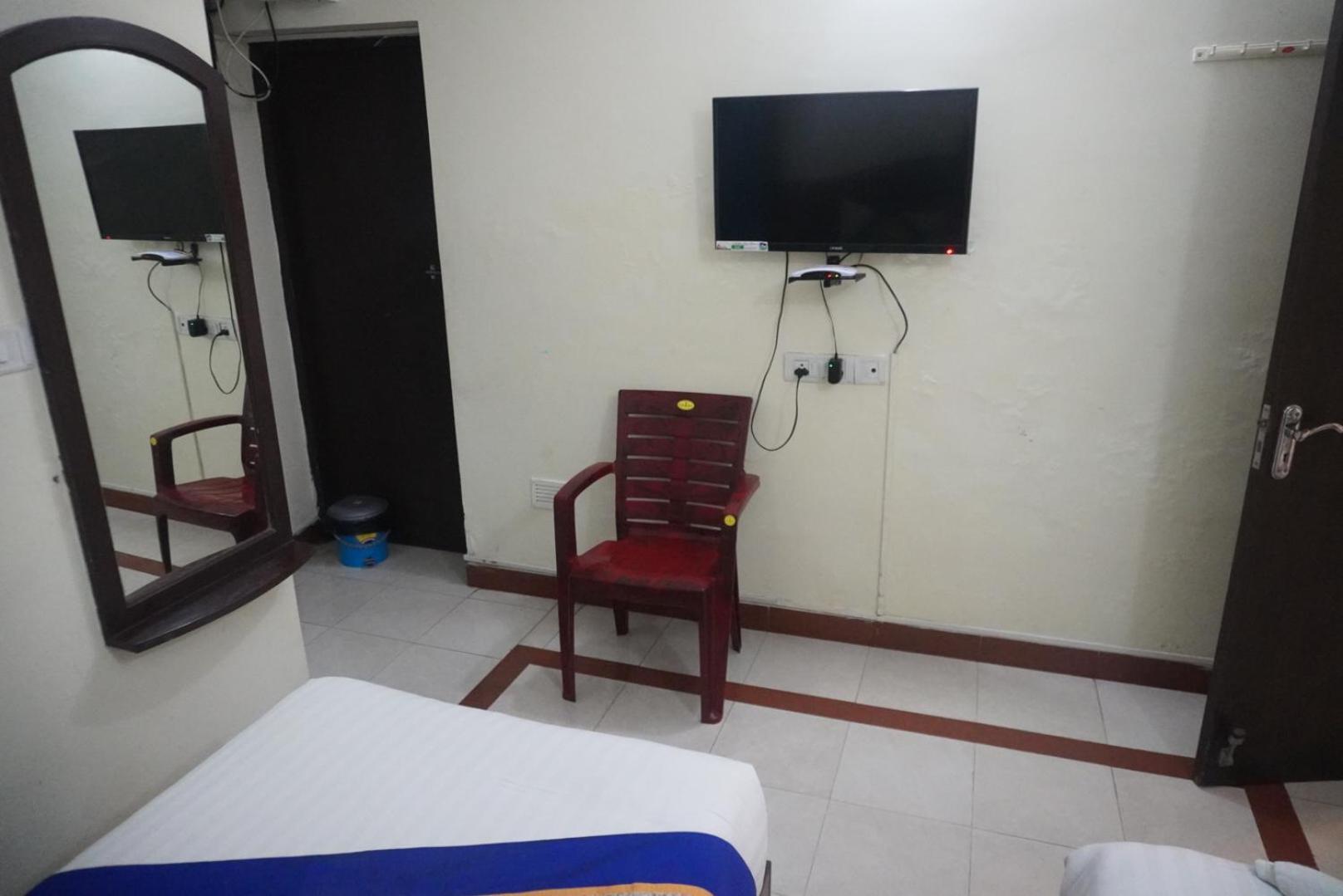The Dolphin Park Hotel, Virugambakkam Chennai Exterior photo