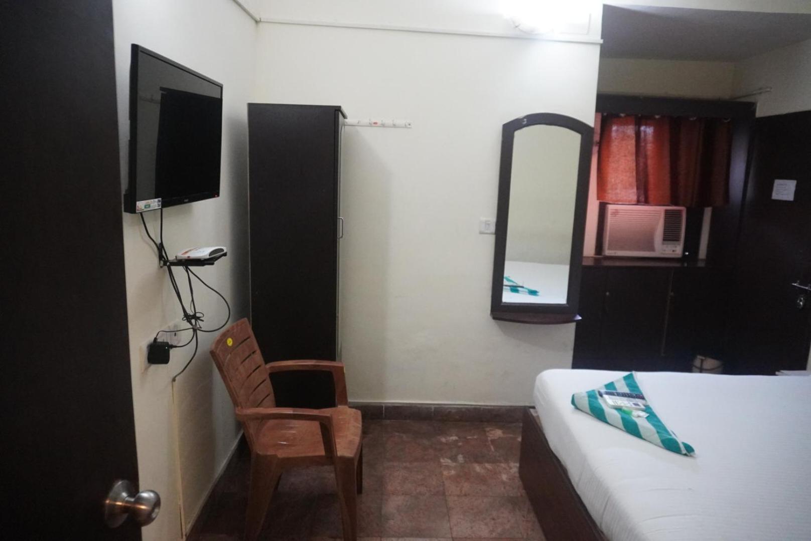The Dolphin Park Hotel, Virugambakkam Chennai Exterior photo