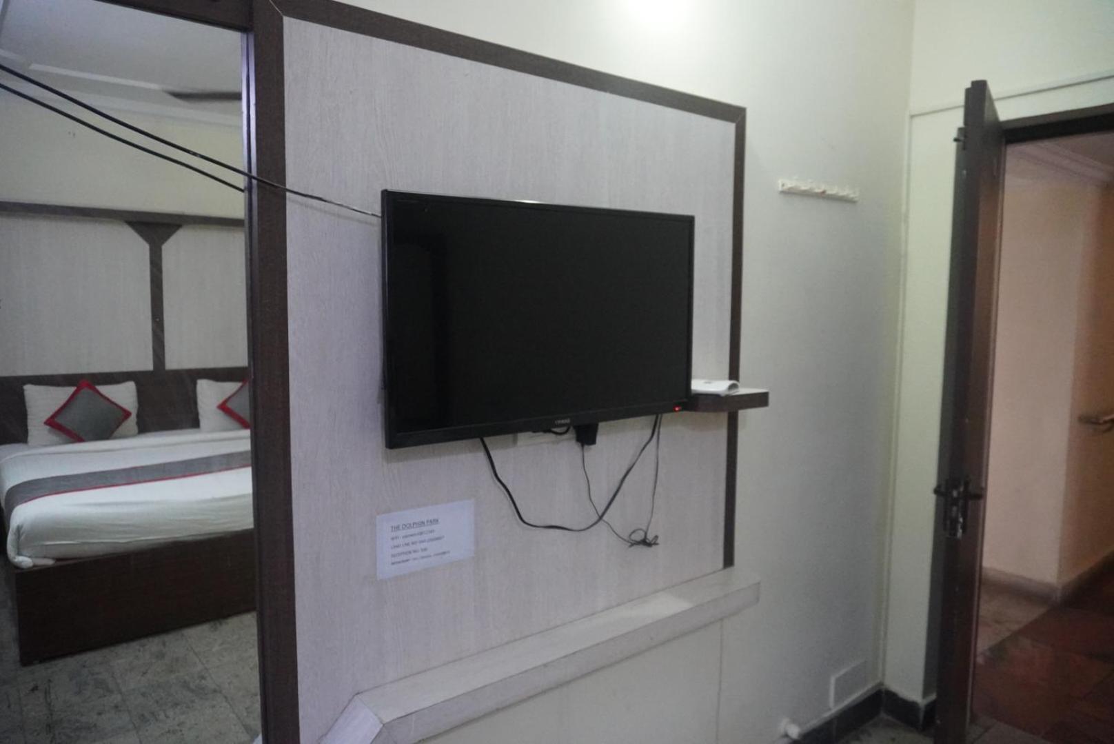 The Dolphin Park Hotel, Virugambakkam Chennai Exterior photo
