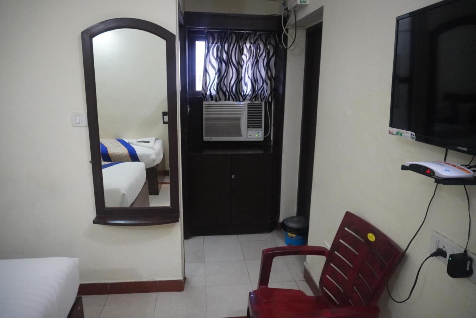 The Dolphin Park Hotel, Virugambakkam Chennai Exterior photo
