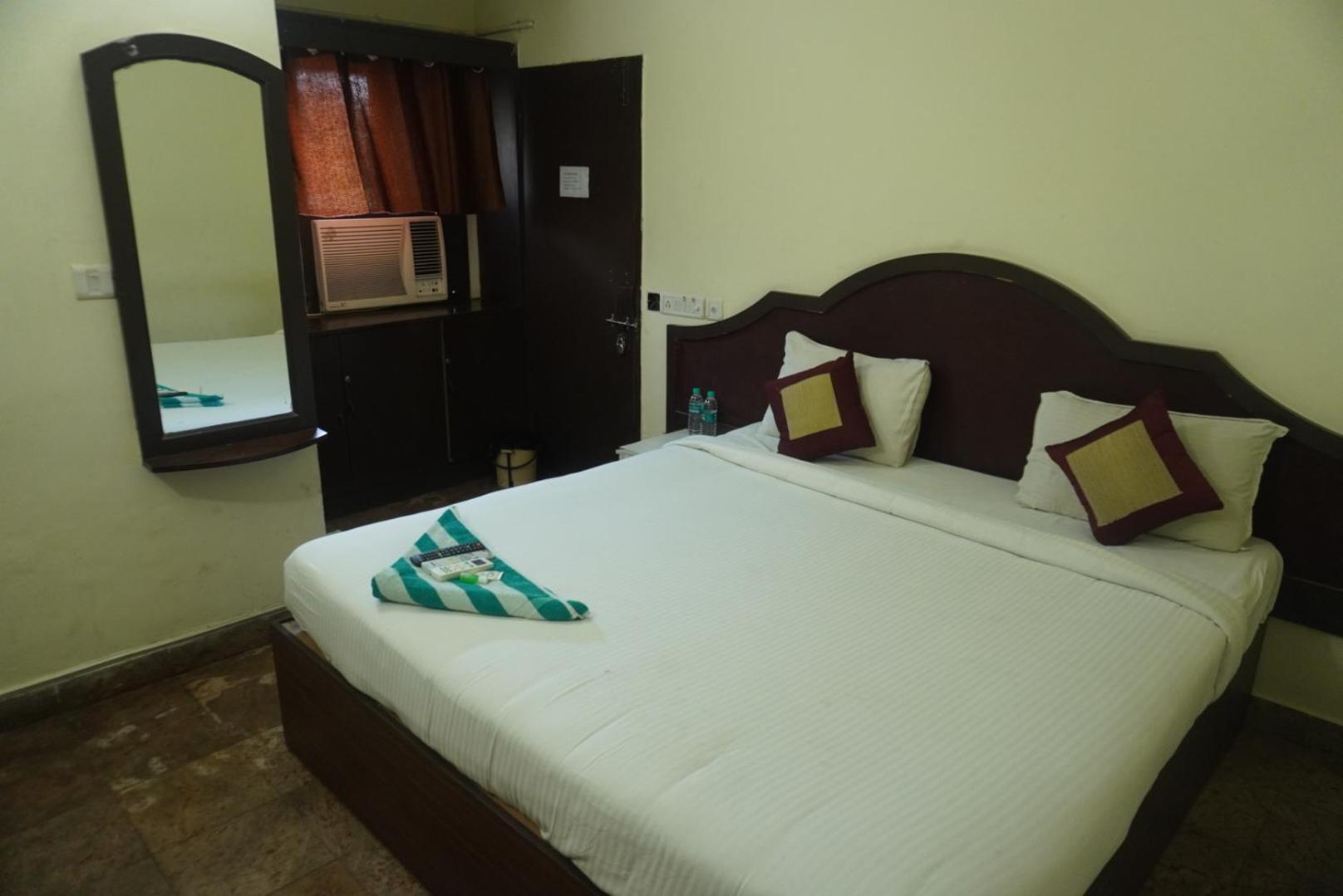 The Dolphin Park Hotel, Virugambakkam Chennai Exterior photo