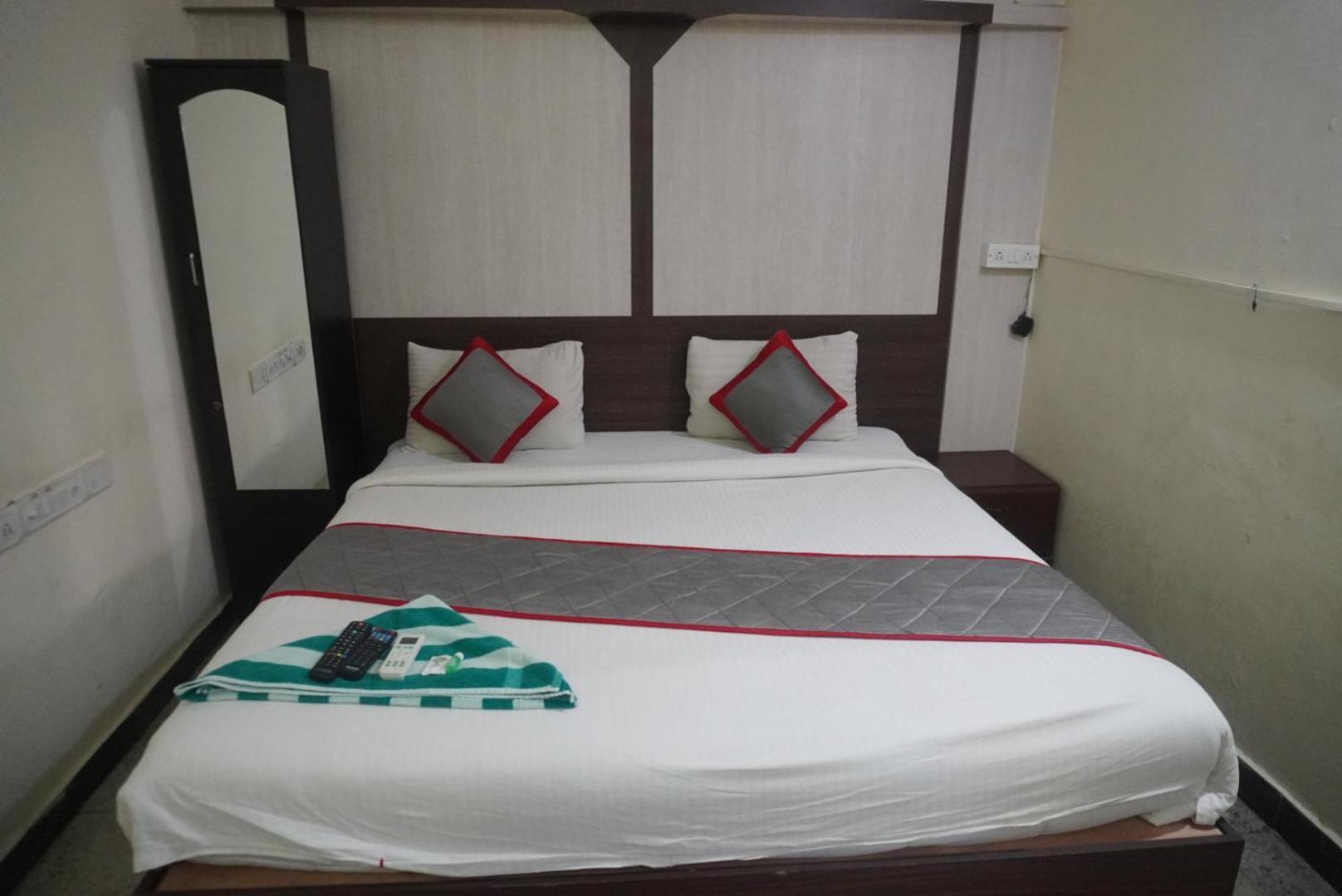 The Dolphin Park Hotel, Virugambakkam Chennai Exterior photo