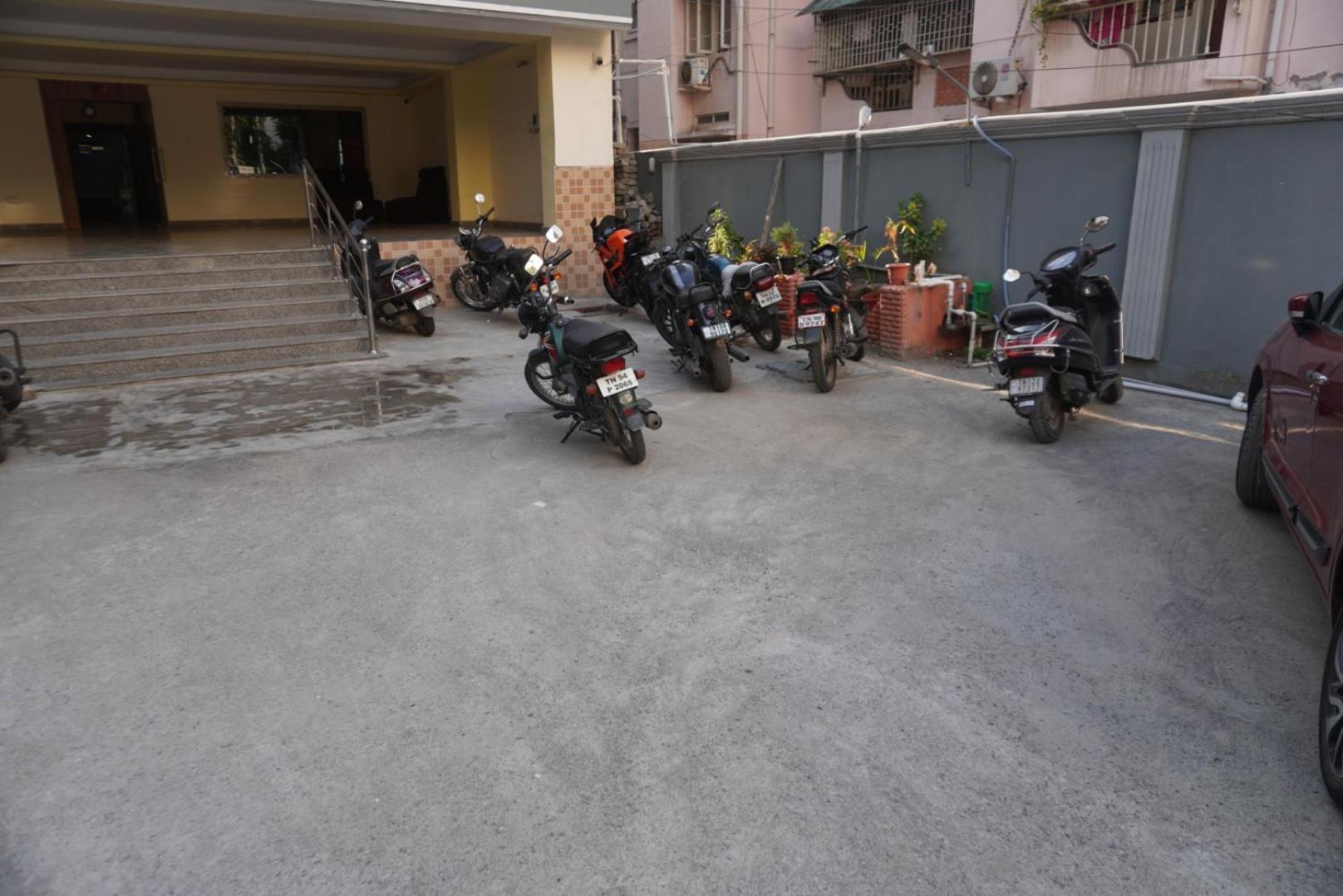 The Dolphin Park Hotel, Virugambakkam Chennai Exterior photo