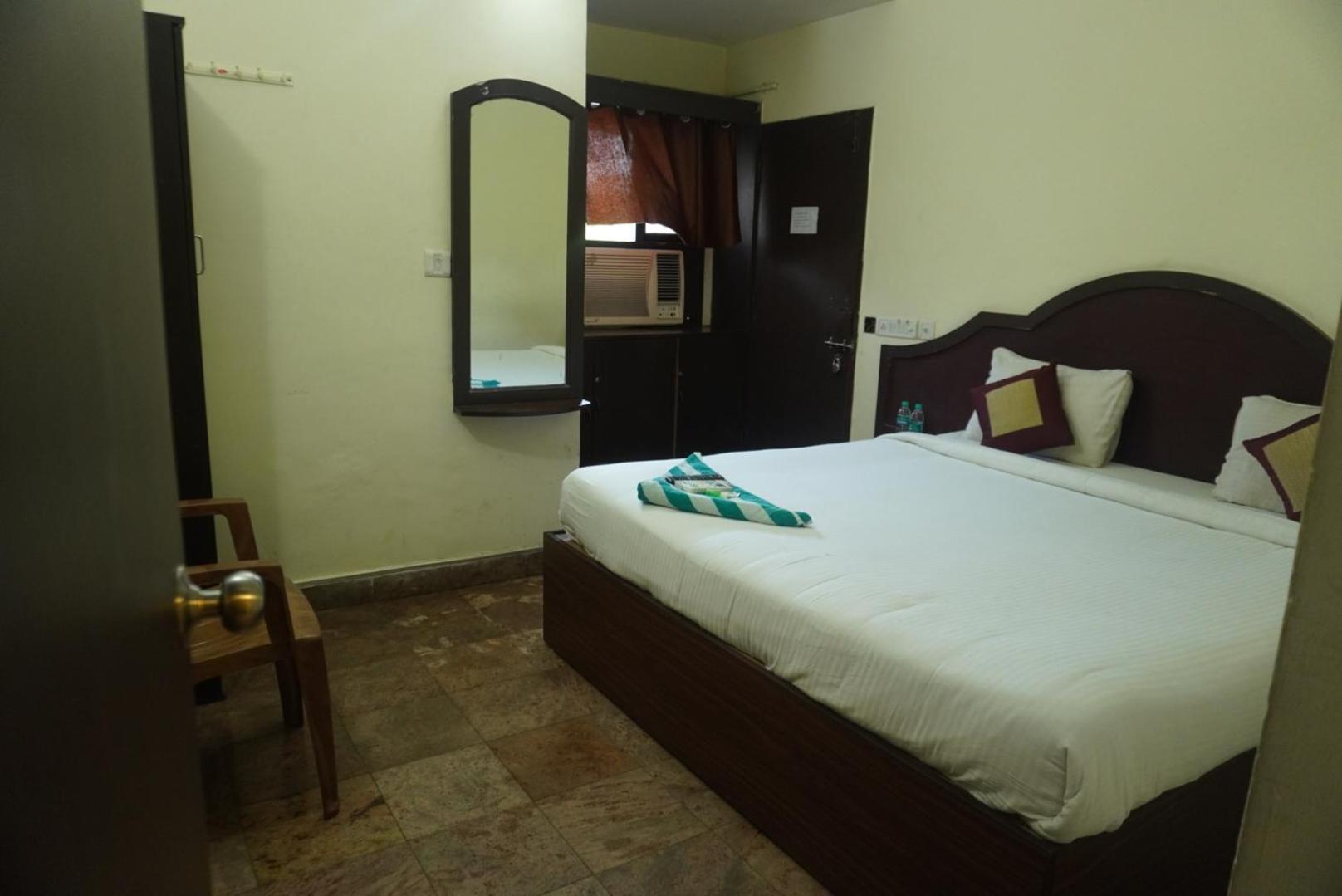 The Dolphin Park Hotel, Virugambakkam Chennai Exterior photo