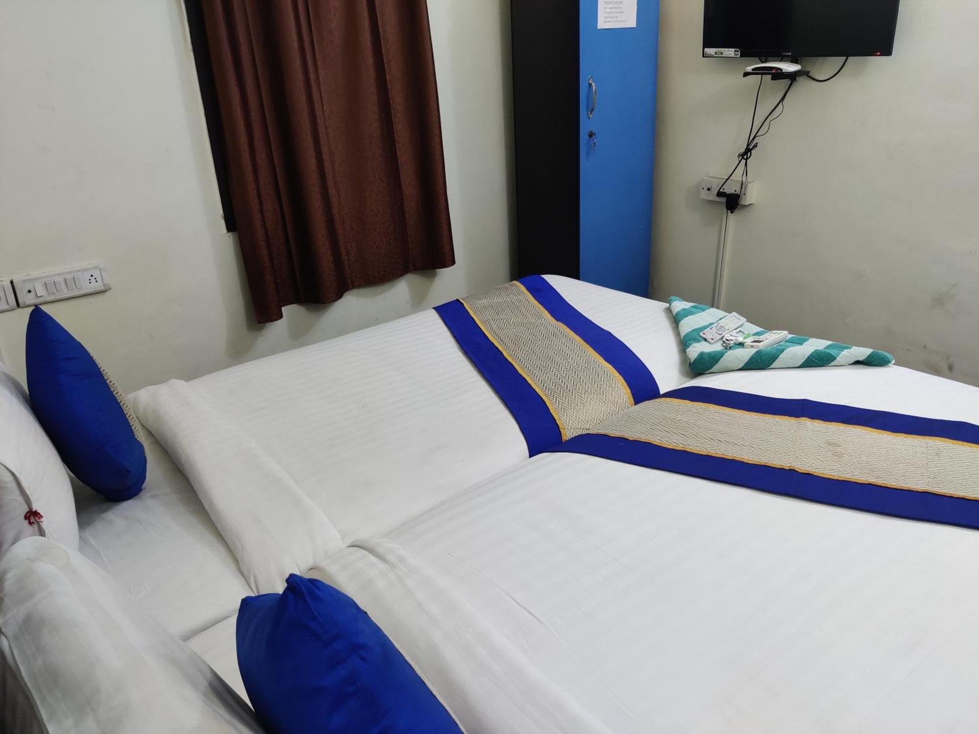 The Dolphin Park Hotel, Virugambakkam Chennai Exterior photo