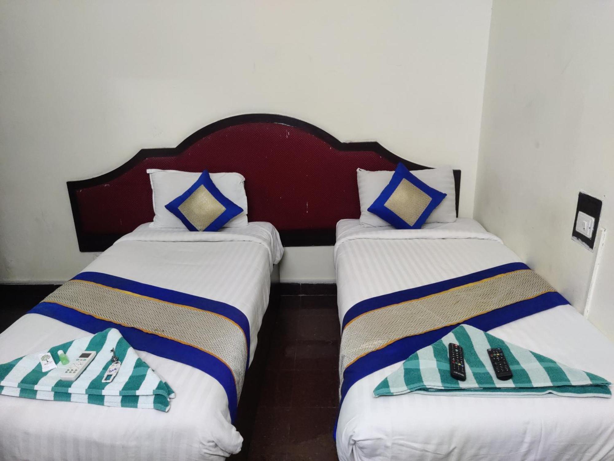 The Dolphin Park Hotel, Virugambakkam Chennai Exterior photo